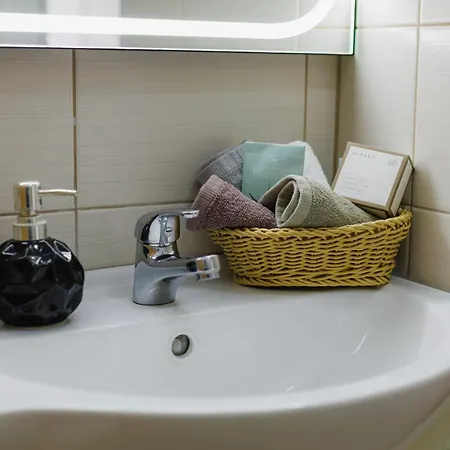 Eliza מלון דירות 2*