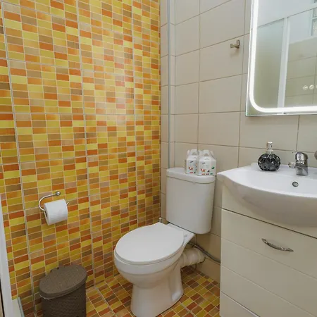 Eliza מלון דירות 2*